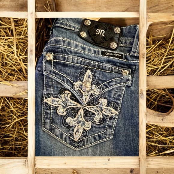 Miss me bootcut Size 28 floral fleur de lis design on back pockets. Beautiful - Picture 3 of 17